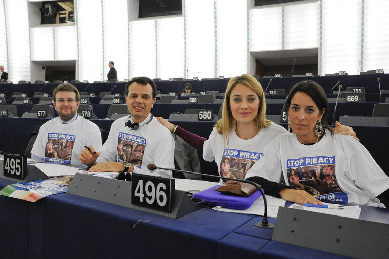 Fotografija 9: Plenary Session week 11 - 2012 Italian Meps wearing Tee-Shirt Stop Piracy