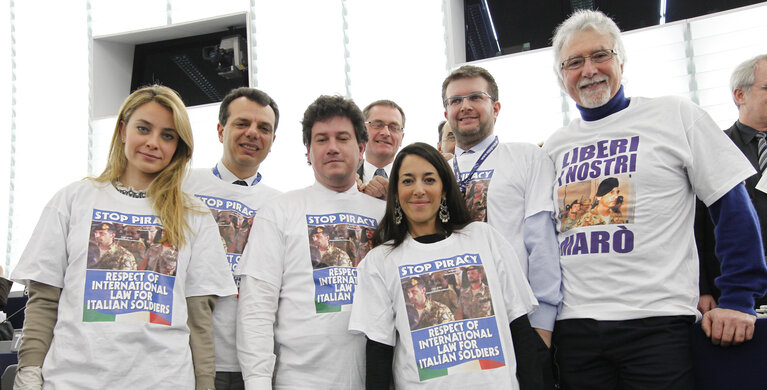 Fotografia 7: Italian EPP MEP's wearing T-shirt and asking for freedom for Italian soldiers