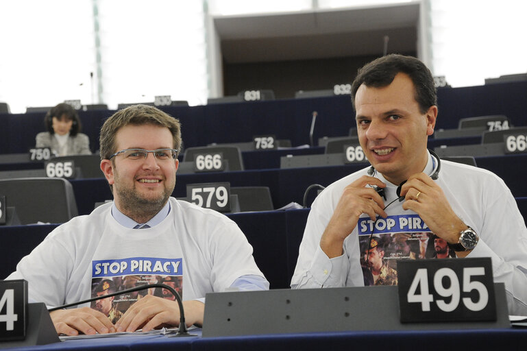 Fotografija 8: Plenary Session week 11 - 2012 Italian Meps wearing Tee-Shirt Stop Piracy