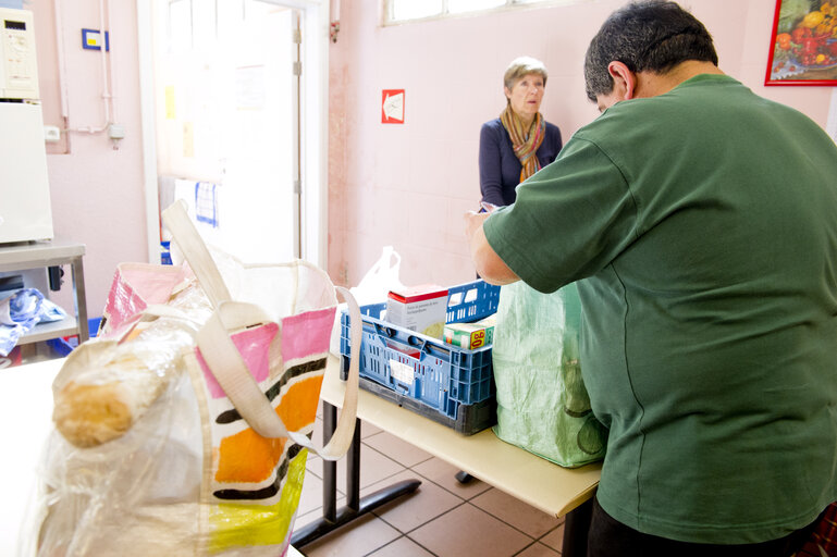 Foto 21: Food Bank - Distribution of food parcels