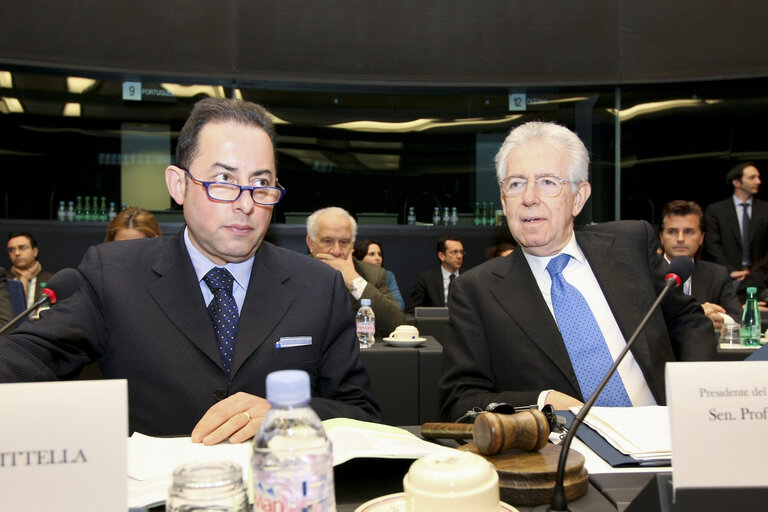 Fotografie 14: Meeting between Italian delegation and Mario MONTI