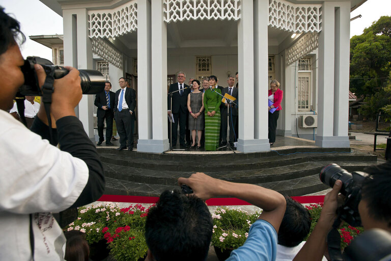 Fotografi 22: Myanmar, Yangon, 29 February 2012.  MEETING OF THE MEMBERS FROM THE EUROPEAN PARLIAMENT WITH AUNG SAN SUU KYI.  The member from the European Parliamnet, met with Aung San Suu Kyi at her house.