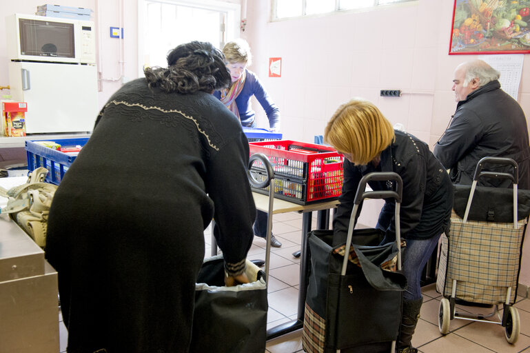 Fotografia 24: Food Bank - Distribution of food parcels