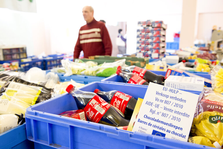 Foto 28: Food Bank - Distribution of food parcels