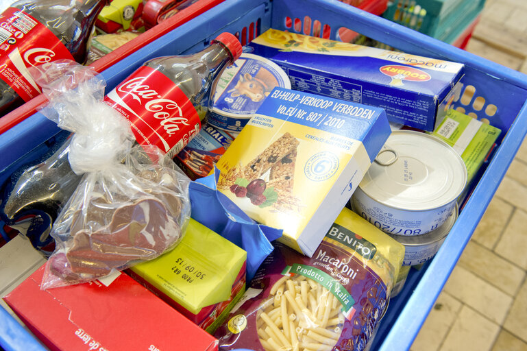 Fotografia 13: Food Bank - Distribution of food parcels