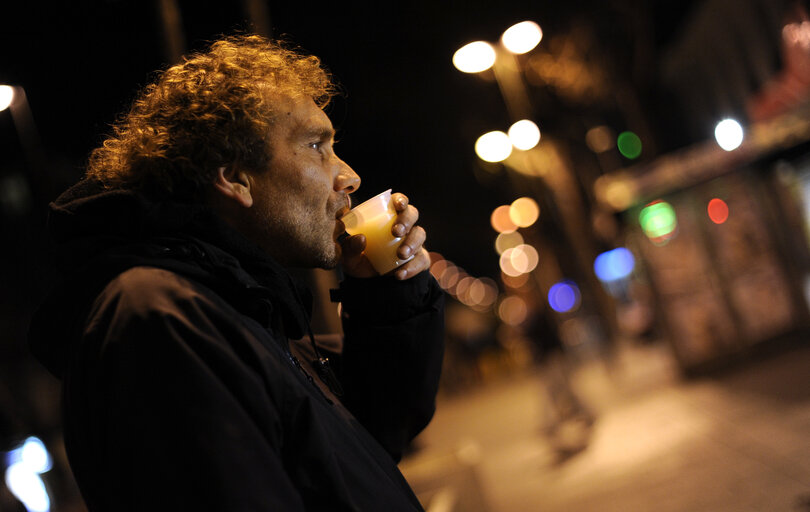 Φωτογραφία 1: A homeless man drinks a soap, prepared by volunteers