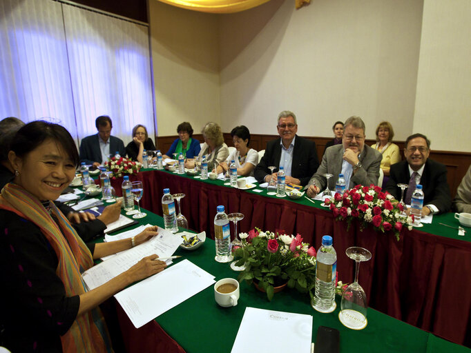 Fotografi 12: Members of the European Parliament attend a meeting with Myanmar officials during the panel on economic development of the country