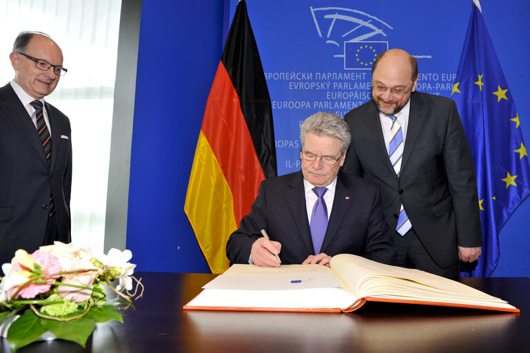 Foto 5: Martin SCHULZ - EP President and H.E. Joachim GAUCK, President of the Federal Republic of Germany signing the Distinguished Visitor's Book