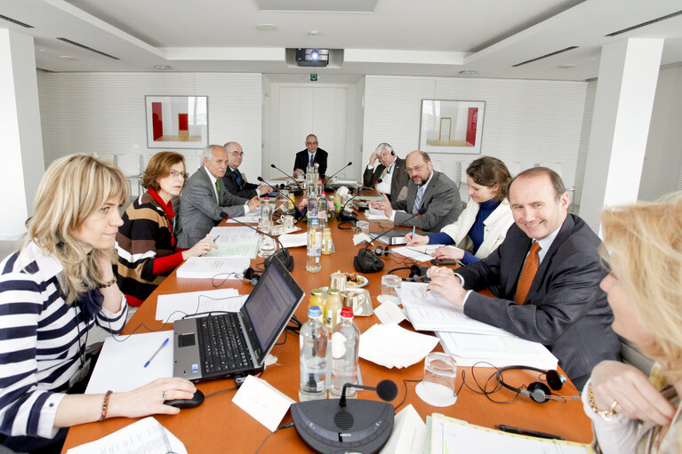 Foto 1: EP President meets the jury of the Charlemagne Youth Prize