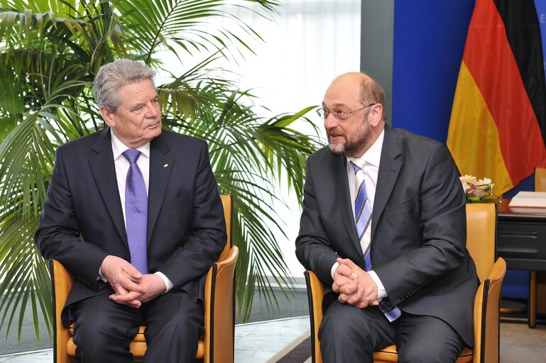 Foto 2: Martin SCHULZ - EP President and H.E. Joachim GAUCK, President of the Federal Republic of Germany signing the Distinguished Visitor's Book