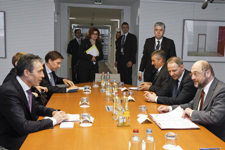 Fotografija 2: EP President Martin SCHULZ meets with NATO Secretary General Anders FOGH RASMUSSEN