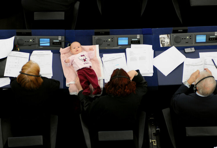 Valokuva 7: Hanne DAHL with her baby in plenary session in Strasbourg.