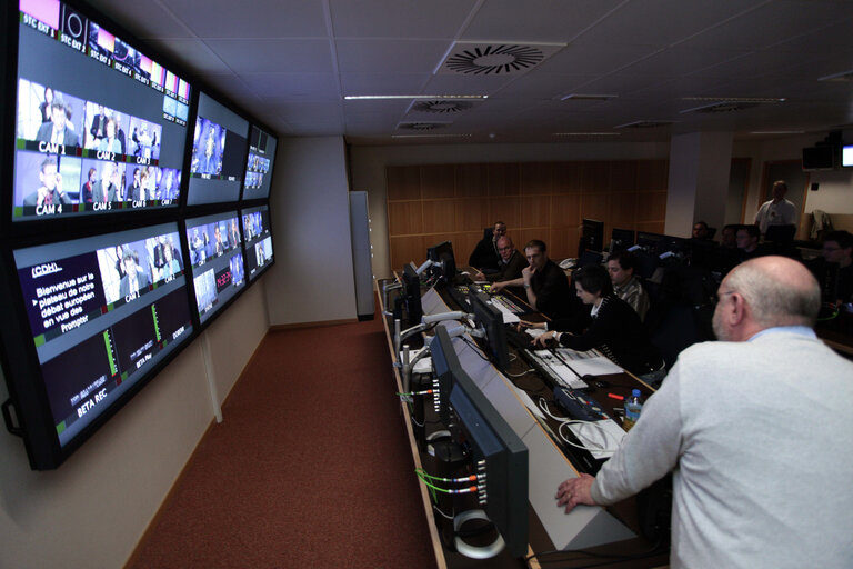 Foto 1: Debate at the EP's television studio.