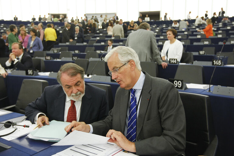 Foto 2: Jaime MAYOR OREJA and Michel BARNIER in plenary session in Strasbourg.