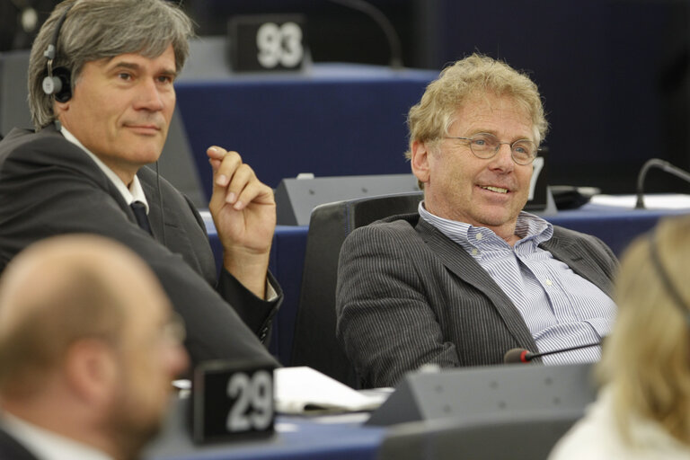 Fotogrāfija 3: Stephane LE FOLL and Daniel COHN BENDIT in plenary session in Strasbourg.