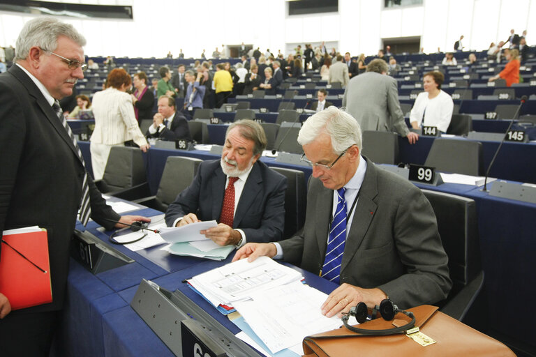 Foto 3: Jaime MAYOR OREJA and Michel BARNIER in plenary session in Strasbourg.