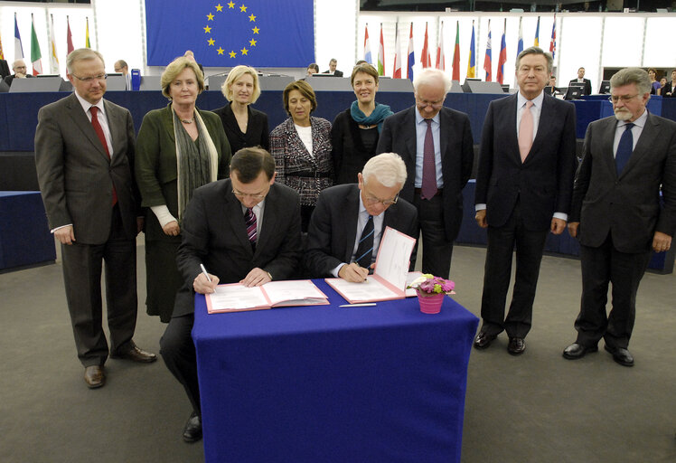 Fotografia 5: Ceremonial signing of co-decision legislation, in the hemicycle