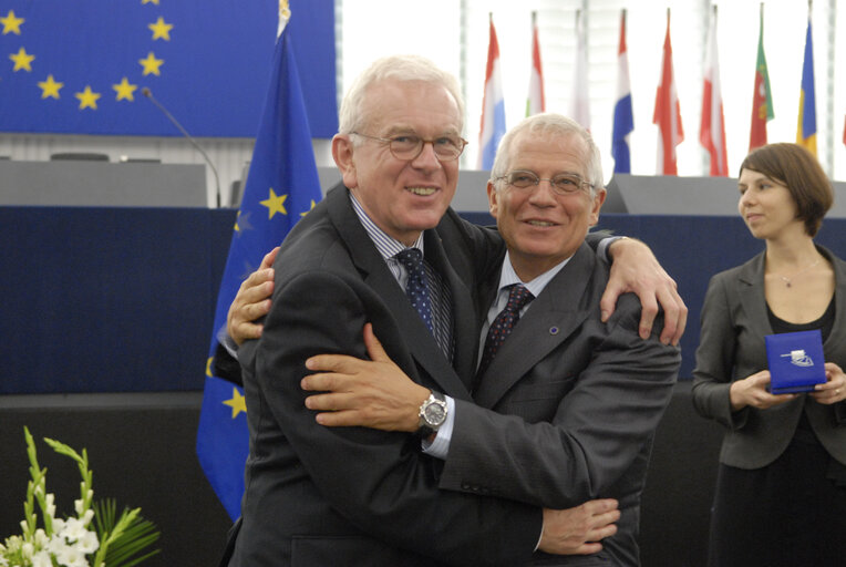 Fotografija 2: Medal presentation ceremony to former MEPs