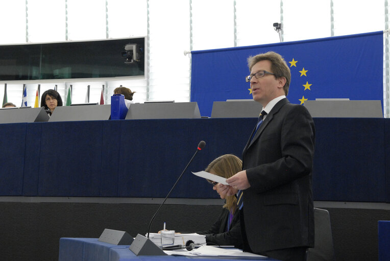 Fotografia 3: Swedish State Secretary to the Finance Minister at the plenary session in Strasbourg.