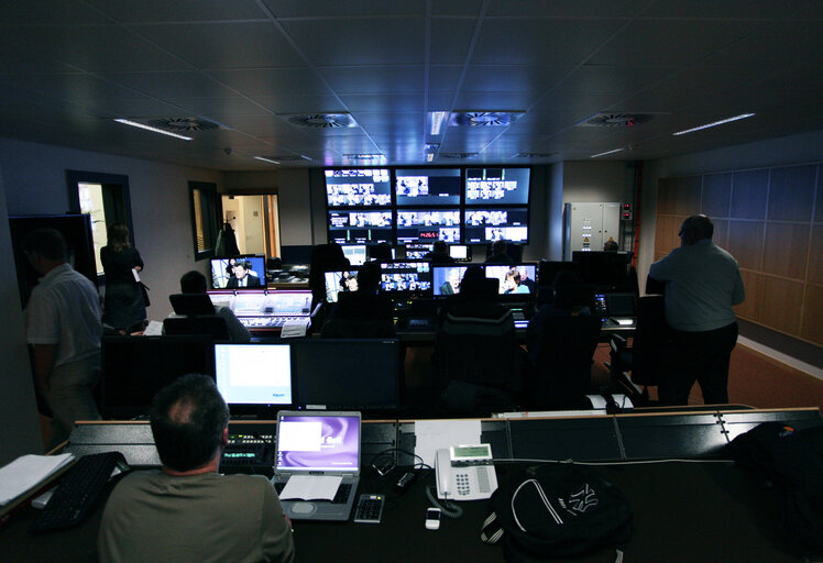 Fotografi 3: Debate at the EP's television studio.