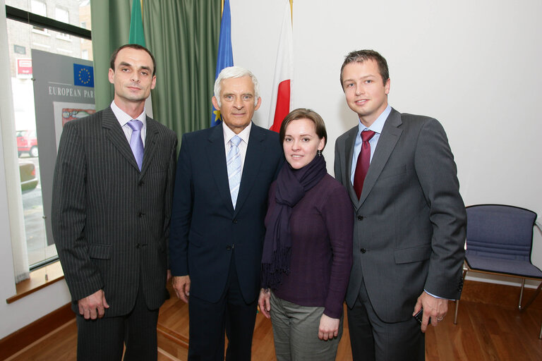 Fotografija 8: EP President on a visit to Ireland meets with members of the Slovak Centre Ireland at the European Parliament Information Office in Dublin.