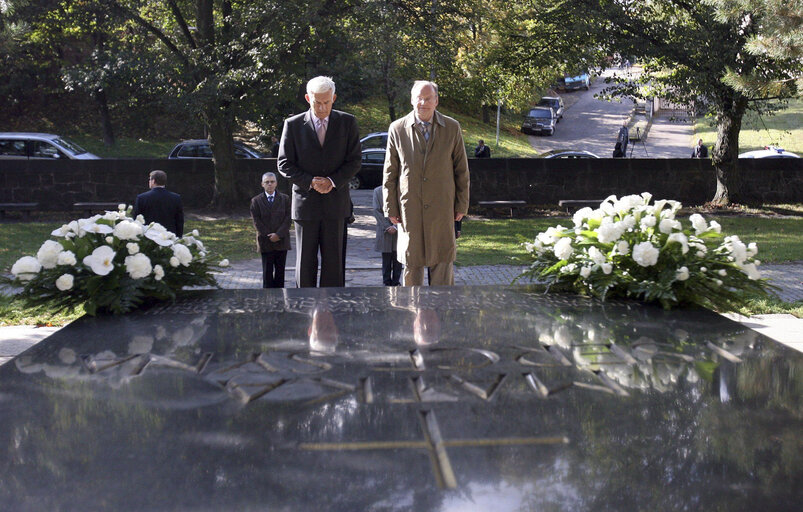 Fotografia 3: EP President official visit to Lithuania. EP President and the  Deputy Chairman of Lithuanian Parliament lay wreath at tomb in Rasu cemetery where heart of Polish military commander Josef Pilsudsky is burried.