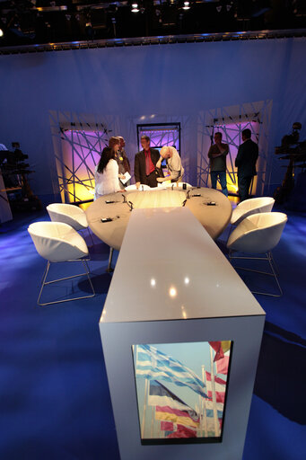 Fotografi 12: Debate at the EP's television studio.