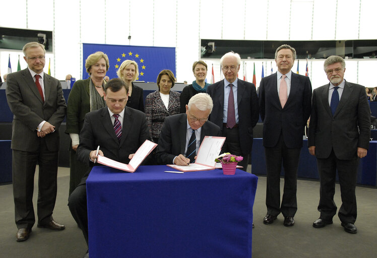 Fotografi 2: Ceremonial signing of co-decision legislation, in the hemicycle