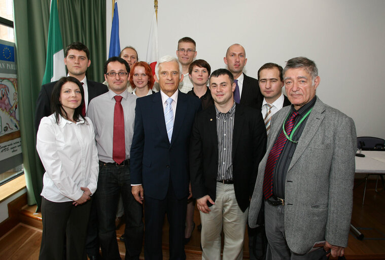 Fotografija 7: EP President on a visit to Ireland meets with Irish Polish Society members at the European Parliament Information Office in Dublin.