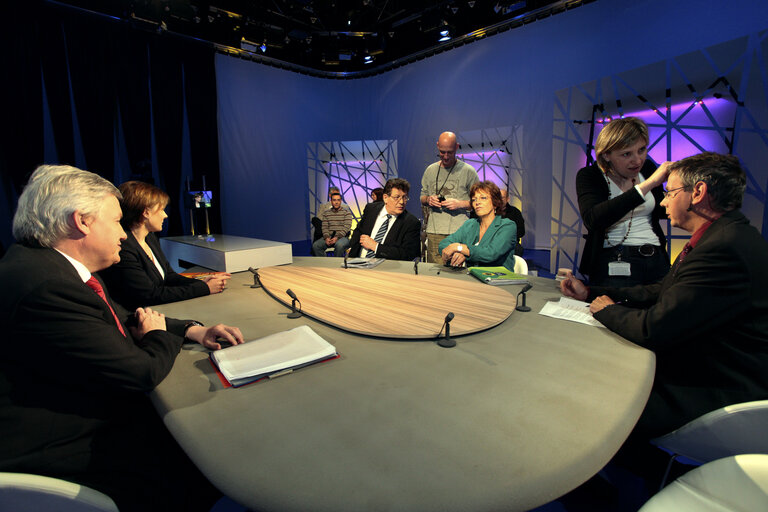 Fotografi 6: Debate at the EP's television studio.