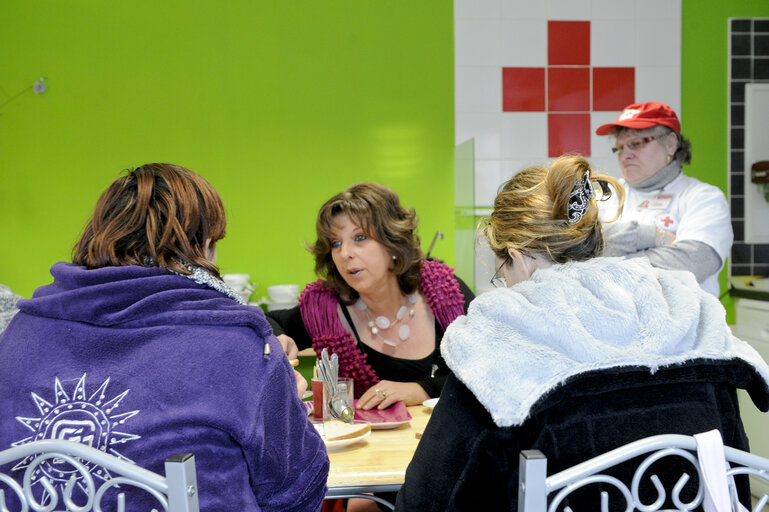 Photo 6 : Soup kitchen in a Red Cross center