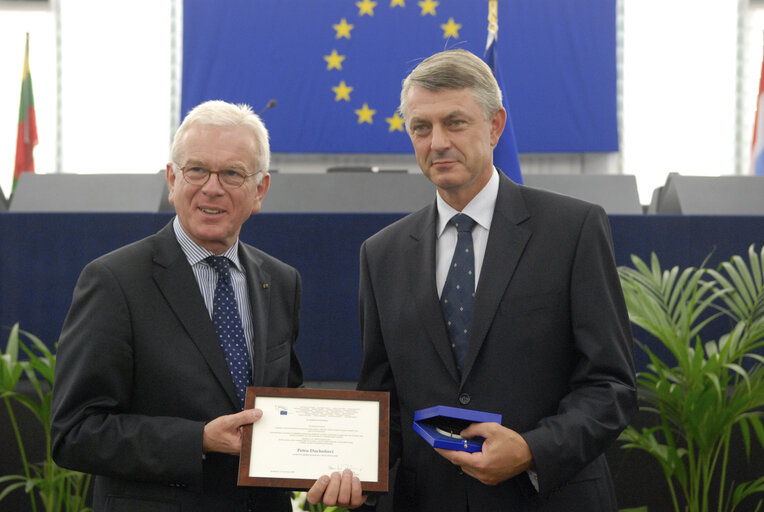 Medal presentation ceremony to former MEPs