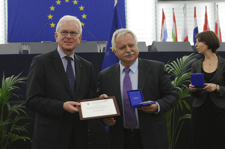 Medal presentation ceremony to former MEPs