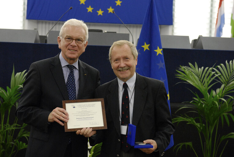 Fotografi 42: Medal presentation ceremony to former MEPs