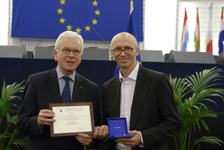 Medal presentation ceremony to former MEPs