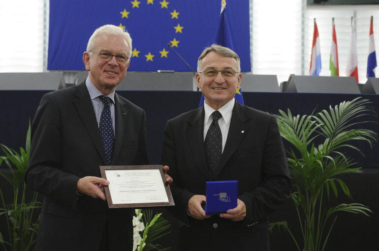 Medal presentation ceremony to former MEPs