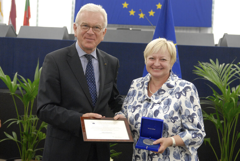 Medal presentation ceremony to former MEPs