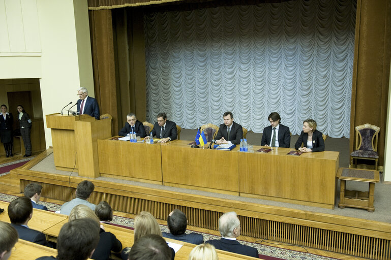 Fotografija 5: Official visit of the EP President to Kiev, Ukraine. Debate with students of International Relations of the Taras Shevchenko University.