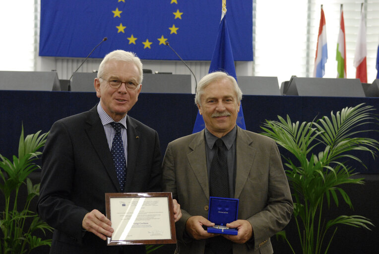 Fotografija 46: Medal presentation ceremony to former MEPs