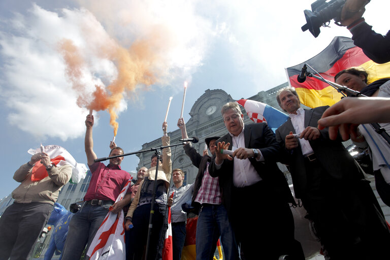 Fotografi 3: Milk producers of the European Milk Board protest in front of the European Parliament to draw attention to the pressing problems of the milk market.