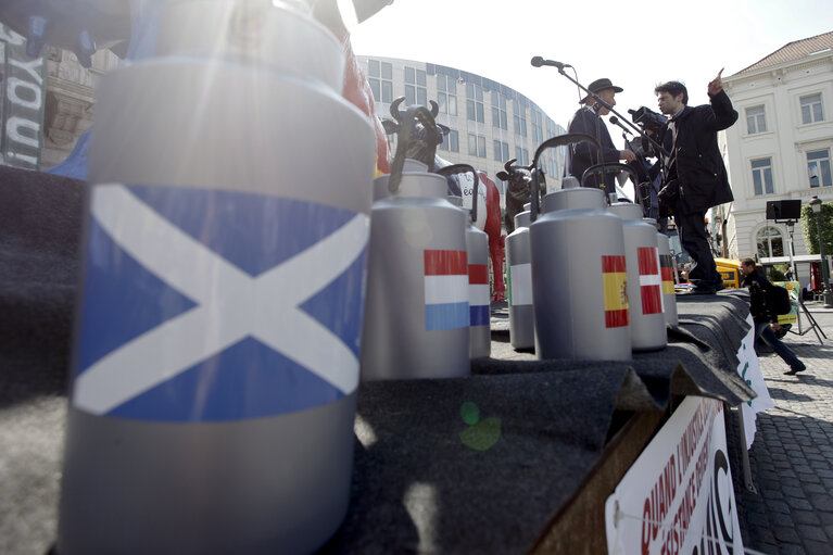 Fotografi 12: Milk producers of the European Milk Board protest in front of the European Parliament to draw attention to the pressing problems of the milk market.