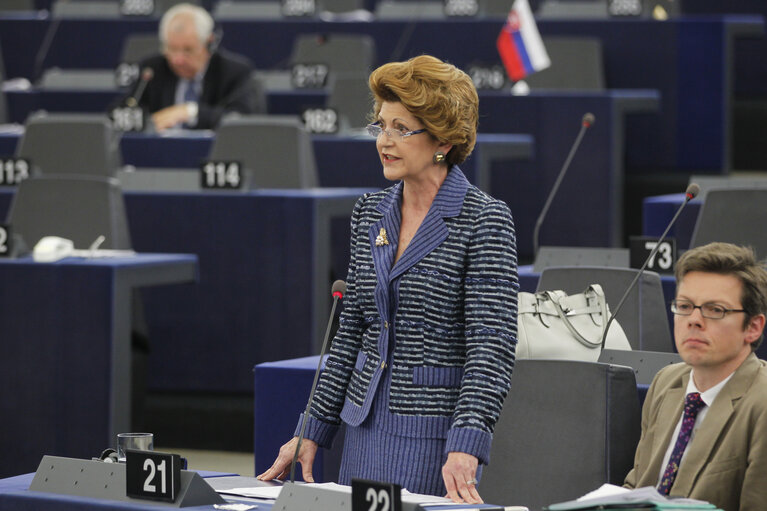 Снимка 9: Plenary Session Week 19           Meps in Strasbourg Hemicycle