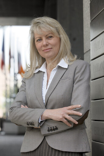 Foto 4: Lidia Joanna GERINGER DE OEDENBERG outside the European Parliament in Brussels