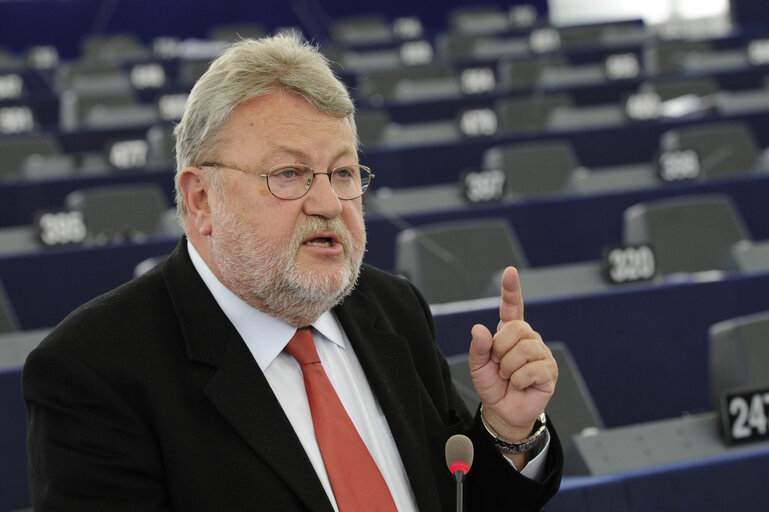 Foto 9: Plenary Session Week 19           Meps in Strasbourg Hemicycle