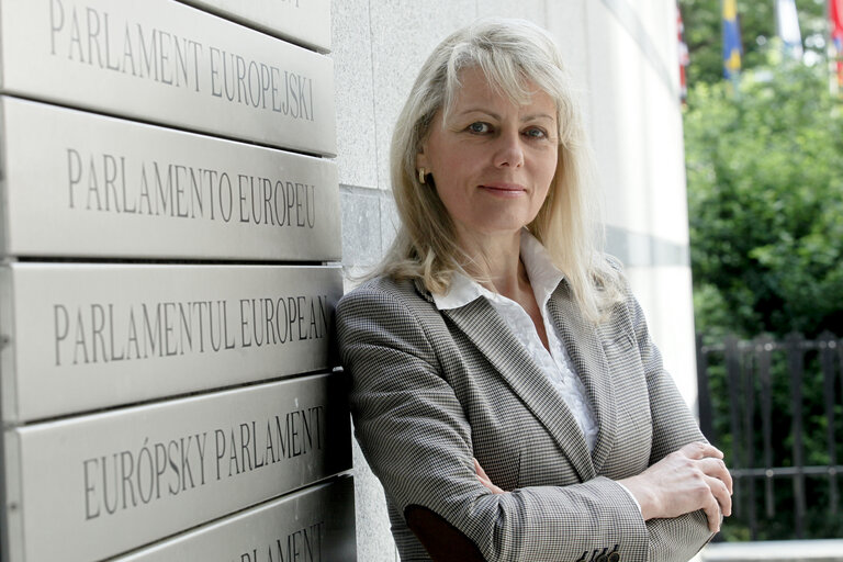 Fotografija 5: Lidia Joanna GERINGER DE OEDENBERG outside the European Parliament in Brussels