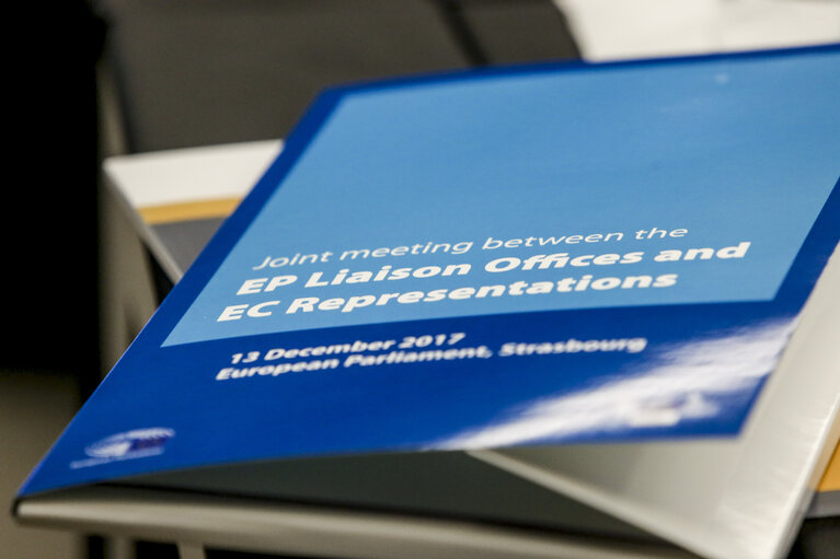 Fotogrāfija 12: Book ' Joint meeting between the EP Liaison Offices and EC Representations '