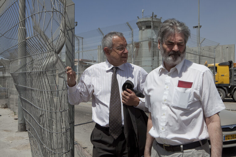 Foto 11: EP members pay a visit to the Qalandia checkpoint near the West Bank city of Ramallah and at the Palestinian Authority's Prime Minister Office