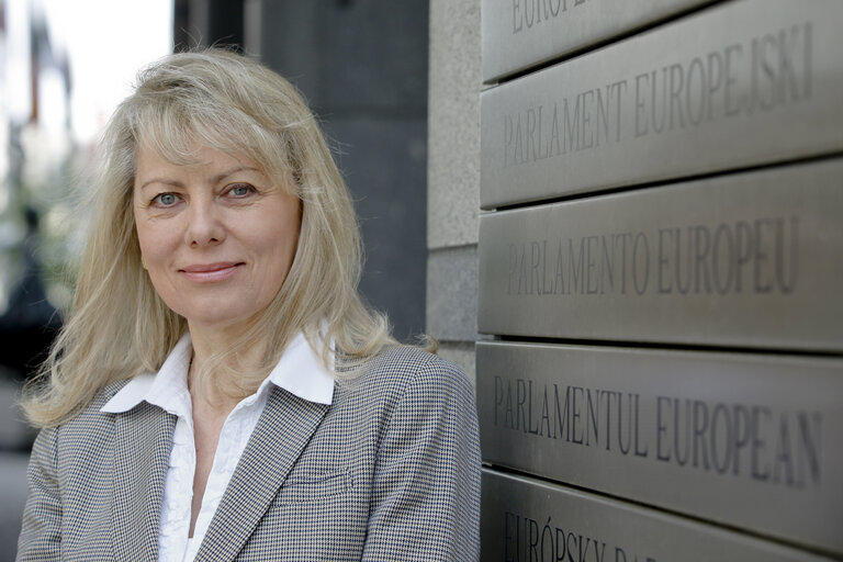 Foto 6: Lidia Joanna GERINGER DE OEDENBERG outside the European Parliament in Brussels