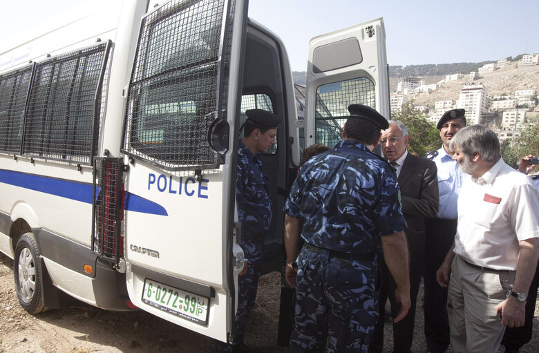 Foto 34: EP members visit a Palestinian police training base in the West Bank city of Nablus