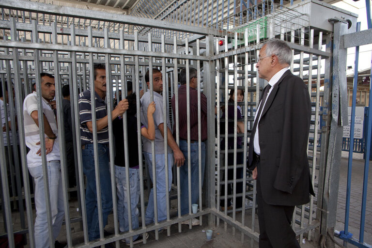 Foto 10: EP members pay a visit to the Qalandia checkpoint near the West Bank city of Ramallah and at the Palestinian Authority's Prime Minister Office